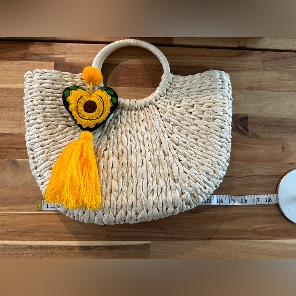 L’Occitane Natural Handmade Chic Straw Bag with Tassel - Picture 2 of 6